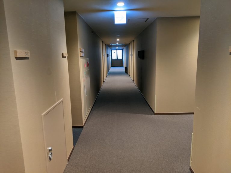客室階廊下全体(部屋前より) (2)
