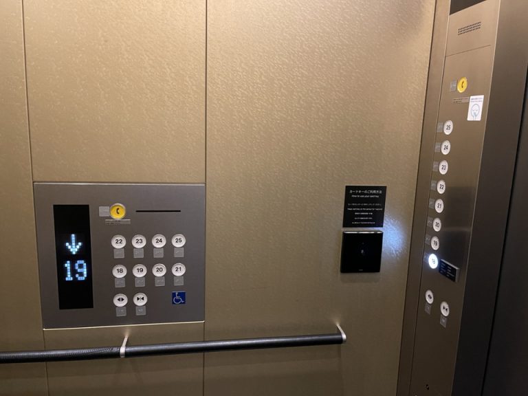 エレベーター内2
