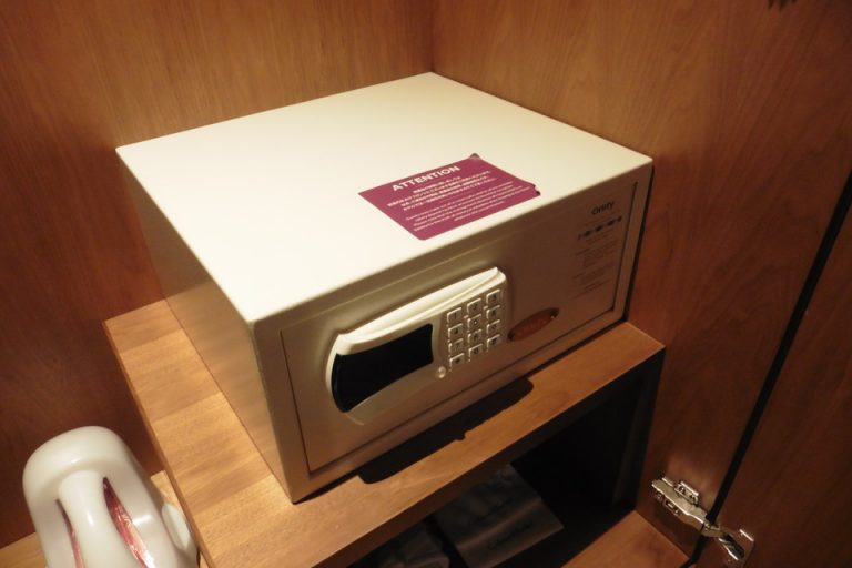 クローゼットの中にあります