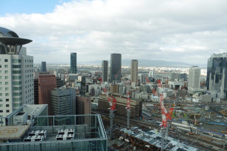 駅前は工事中です