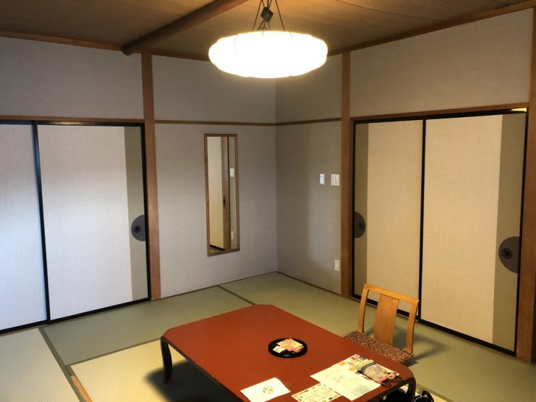 窓際から見た部屋全体