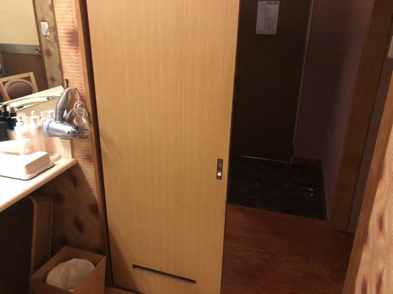 浴室方向から客室方向(脱衣所)