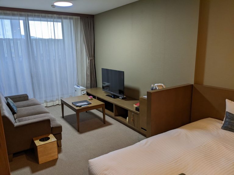 ベッド方向からTV