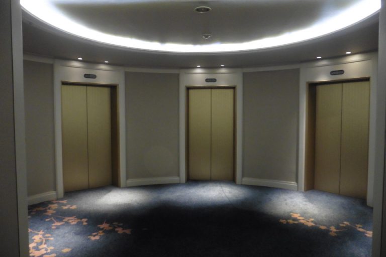 客室階のエレベーターホールも広いです