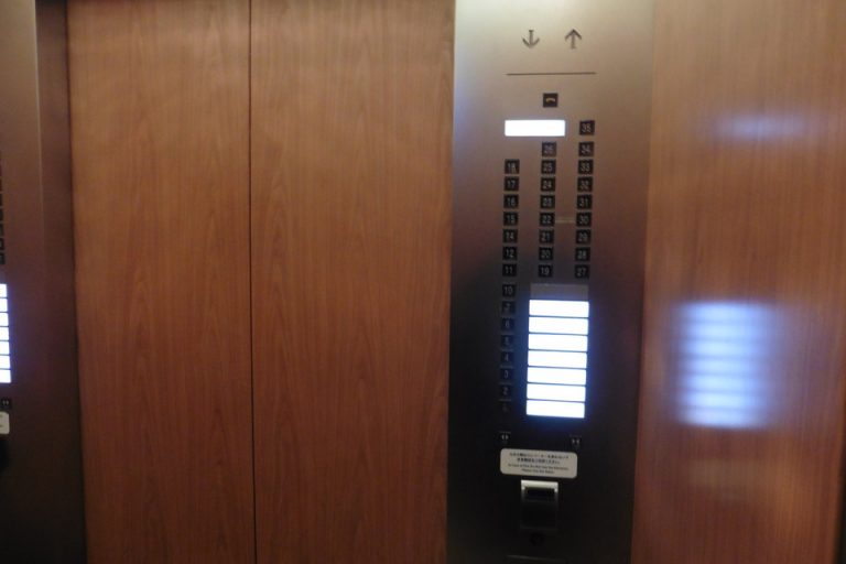 エレベーターのボタンはカードキー無しで押せます