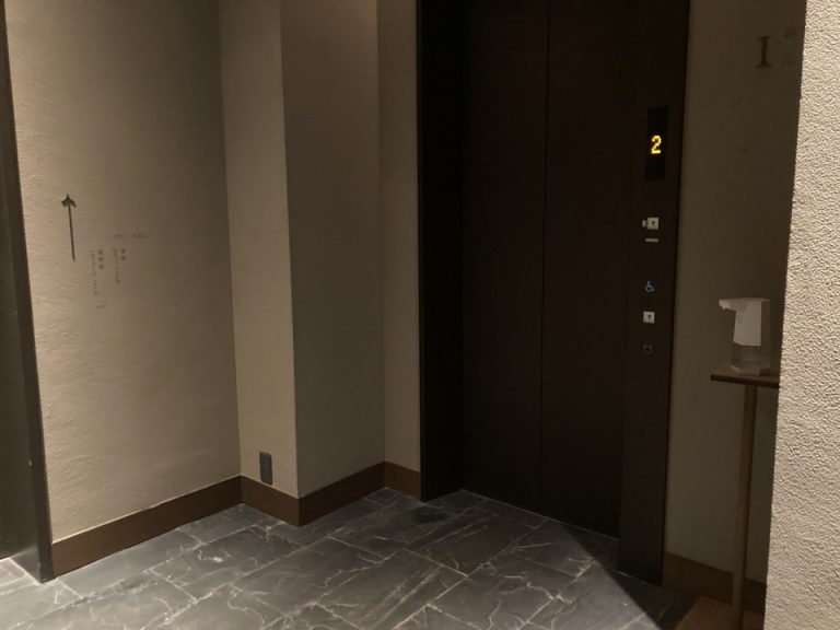 フロント階のエレベーターホール