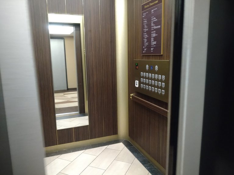 エレベーター内観