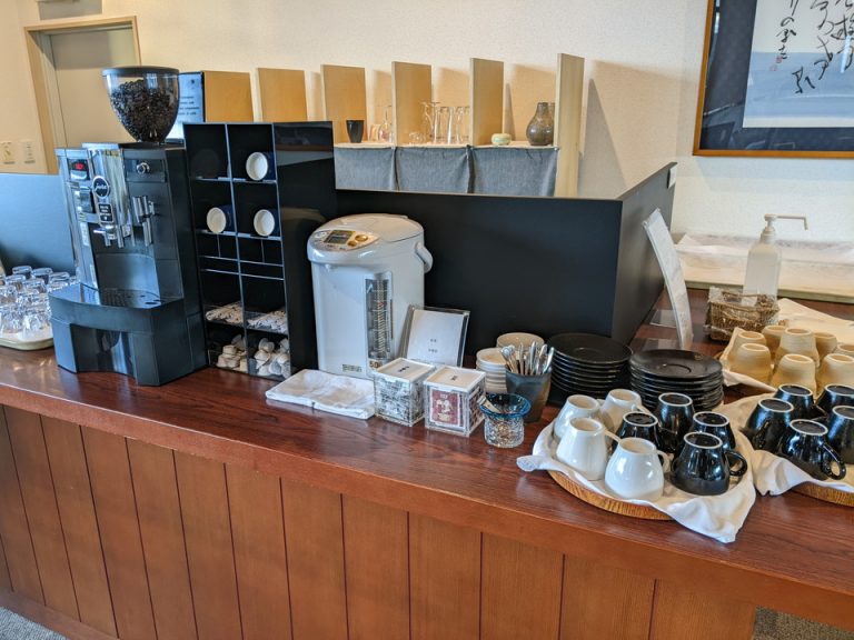 ロビーのフリードリンクです(一部有料) (1)