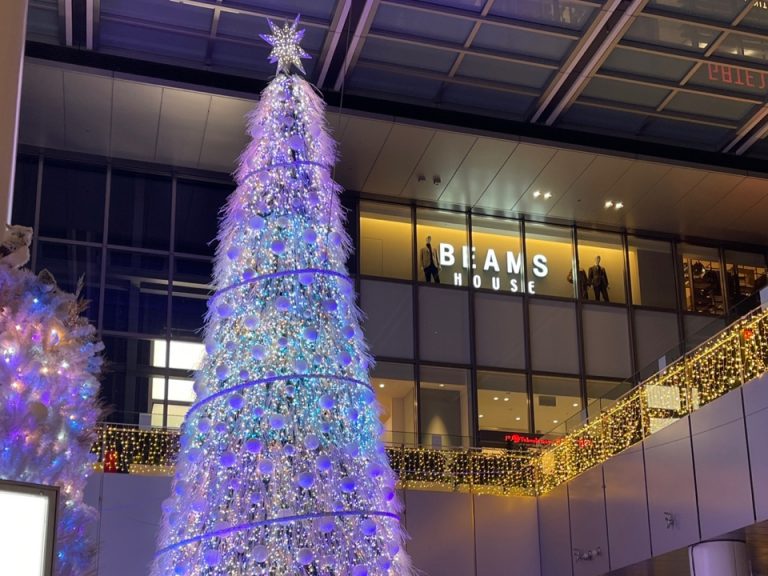 駅前のクリスマスツリー