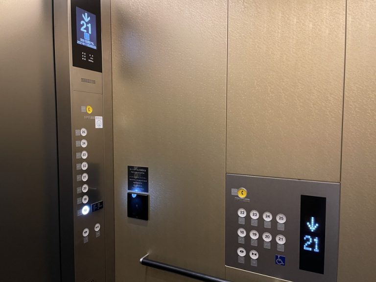 エレベーター内1