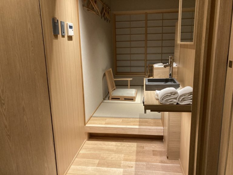 玄関から見た客室2
