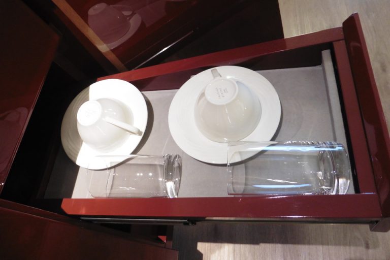 グラスとカップが2脚ずつセットされています