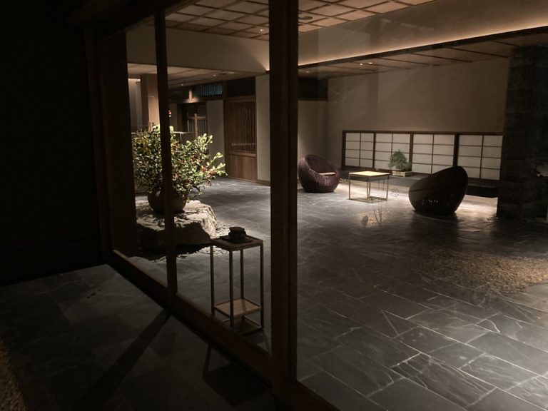 中庭からのロビーの様子