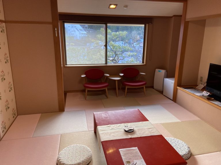 かわいいピンク色の和室です