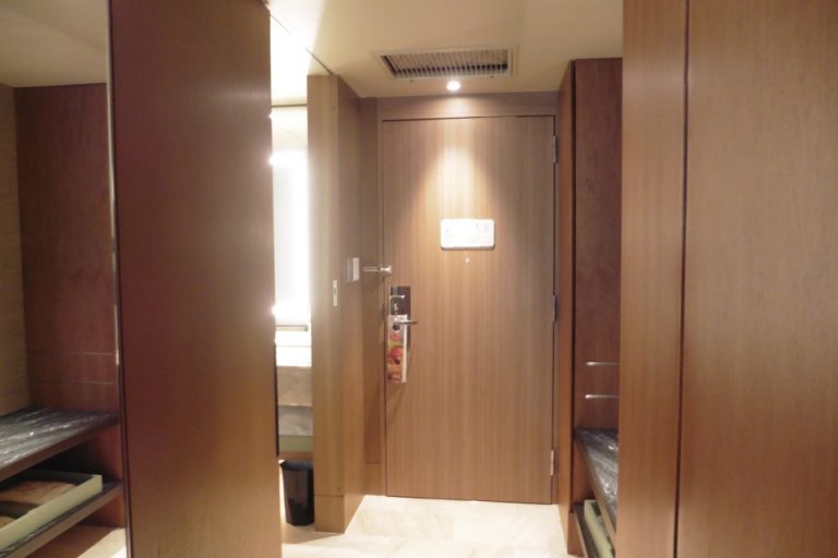 スーツケースの台や大きな鏡もあり使いやすいレイアウトです