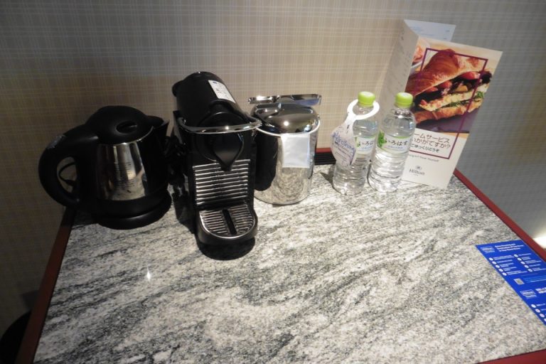 ネスプレッソとミネラルウォーターがあります