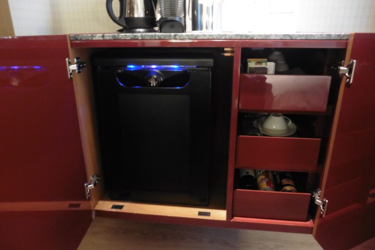 キャビネットの中に冷蔵庫があります