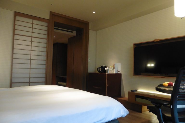 部屋の中から入口方向