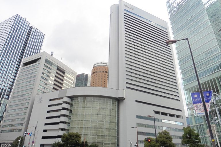 大阪駅目の前にあります