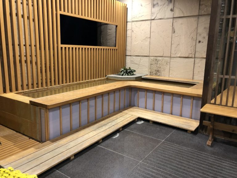 エントランス手前にに設置されている足湯