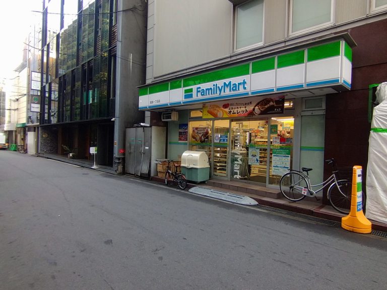 ホテル北側にファミリーマート