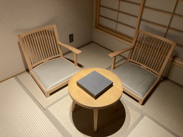 椅子とテーブル