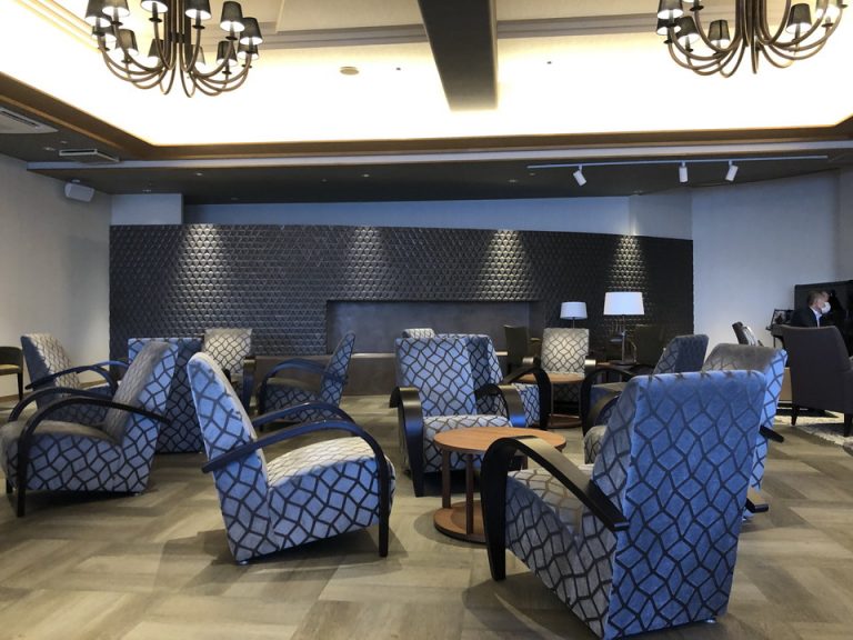 フロント奥は広々したロビーがありました