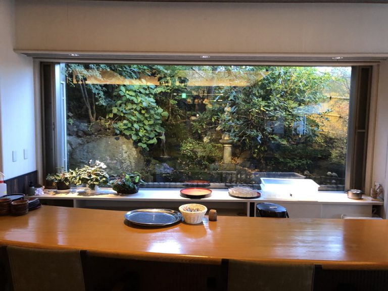 ロビー最奥はカウンター 外には庭園が見えて素敵でした