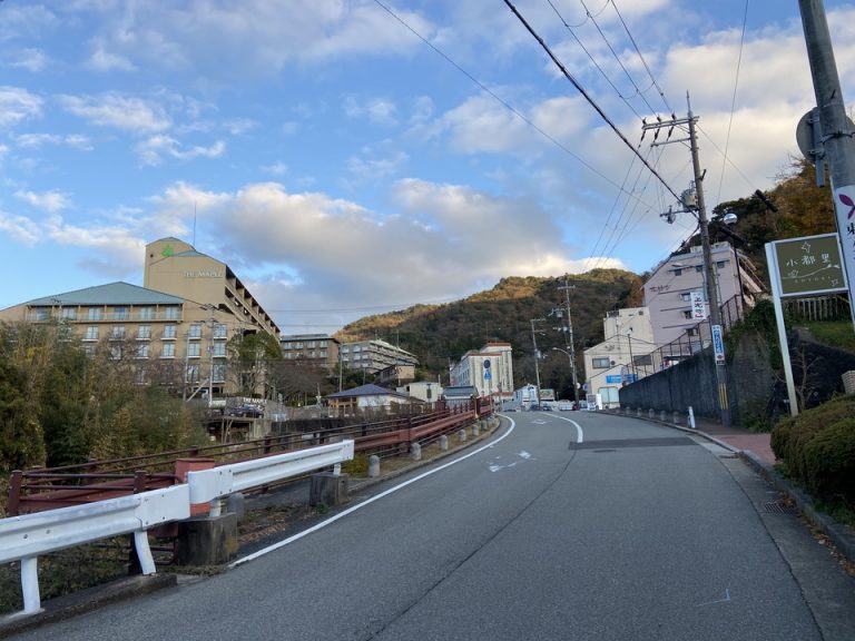 ホテルの前は少し登り坂に