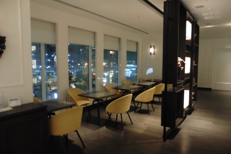 ラウンジは低層ながら夜景がきれいです