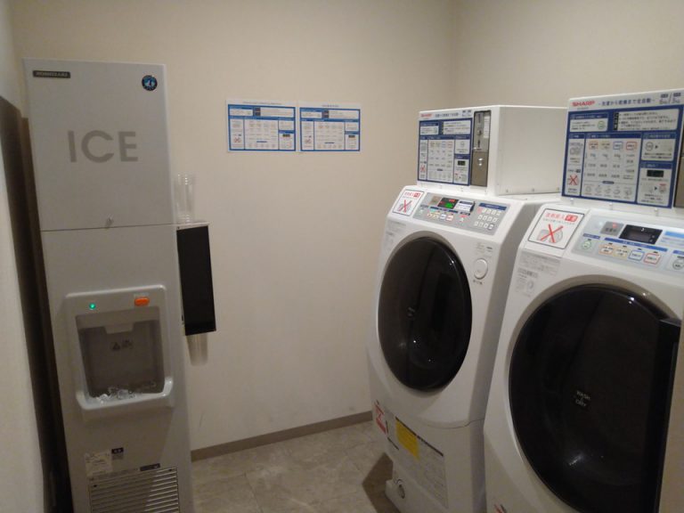 女湯横に洗濯機、製氷機