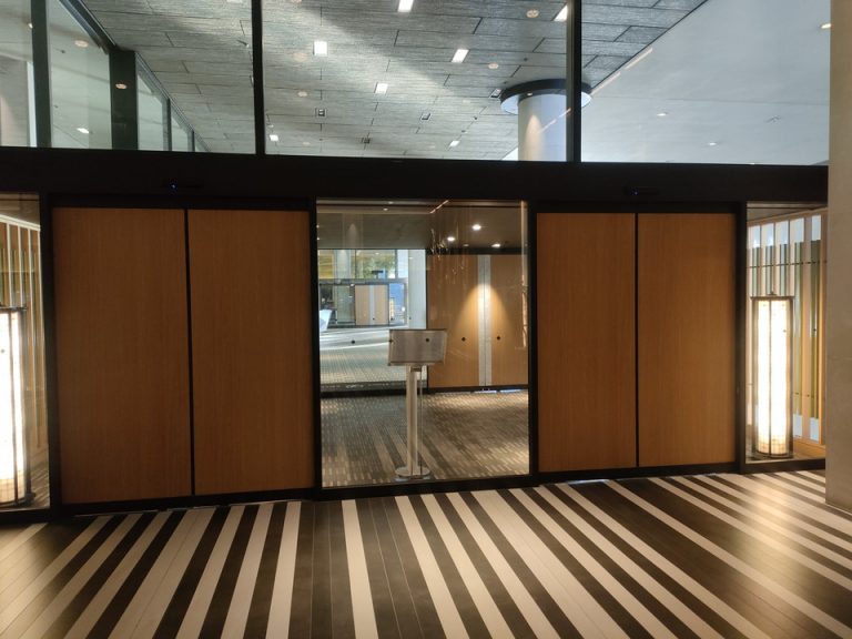 エントランス内側から