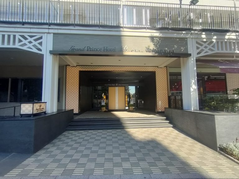 ホテル駅側の入り口①