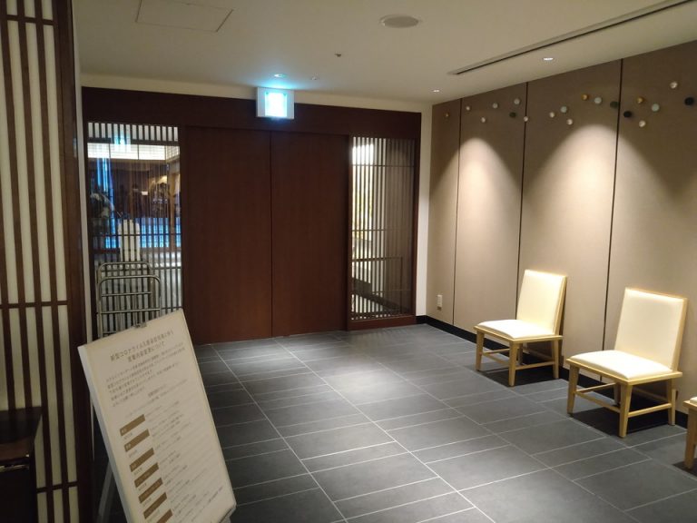 エントランス内観(ロビー方向)