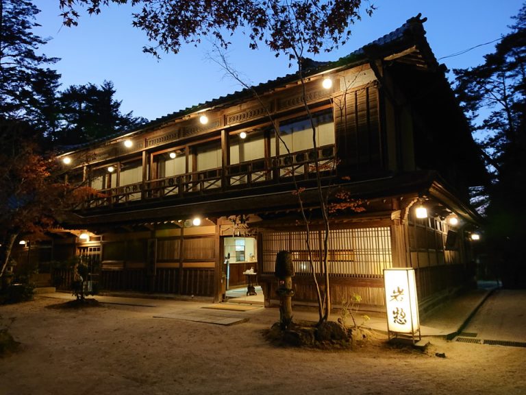 ライトアップされた建物フロントデスクを臨む