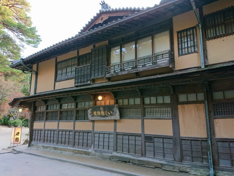 外観ロビー側本館