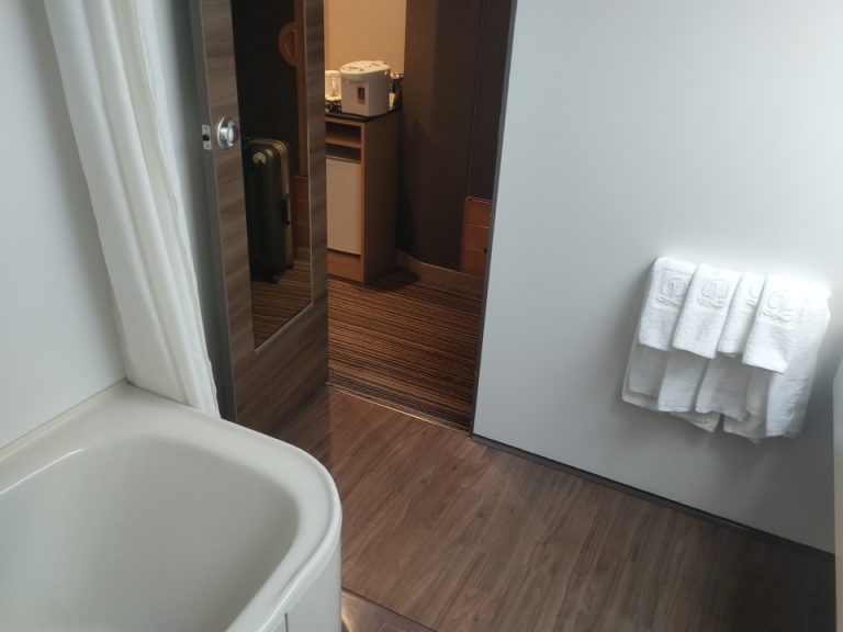 バスルーム(内側から入口向き)