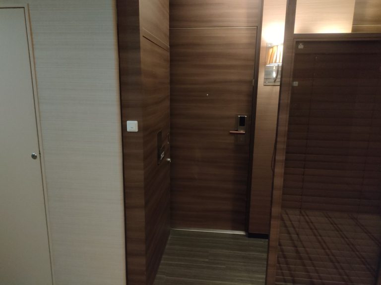 客室(扉外側から)