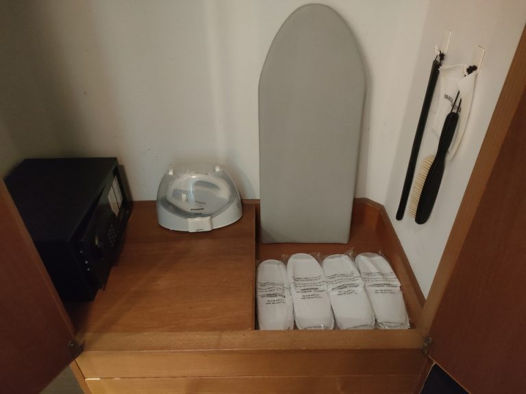 客室(クローゼット内部下)