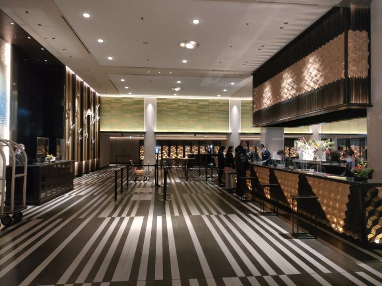 エントランスからフロント(チェックインカウンター)