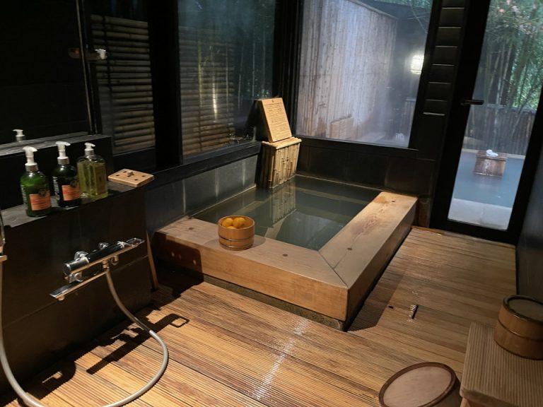 バスルーム入口から全景