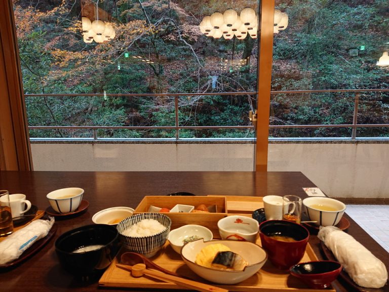 朝食窓の外の風景