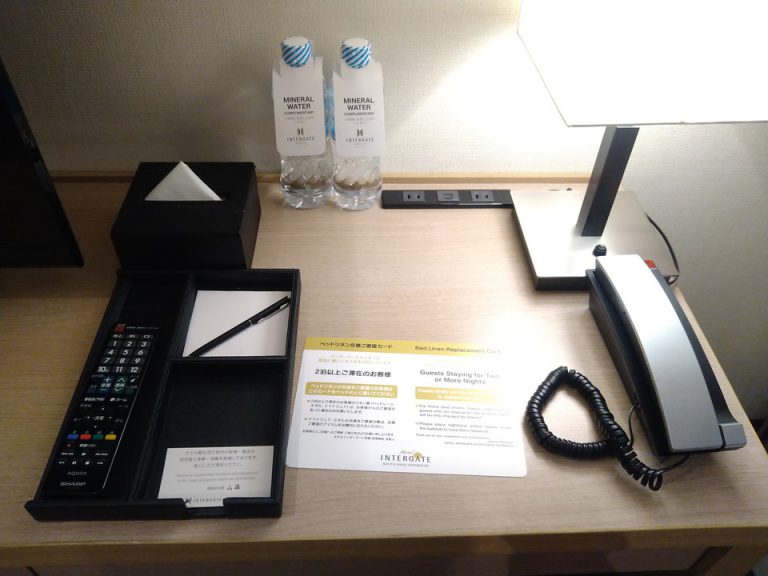 デスク上、無料のミネラルウォーター