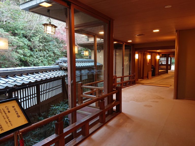 道路から見える館内通路の中