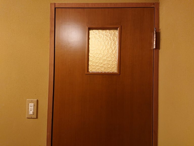 お手洗いのドア