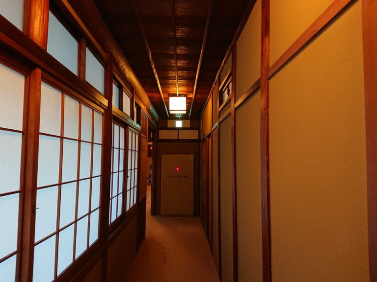 客室前の廊下