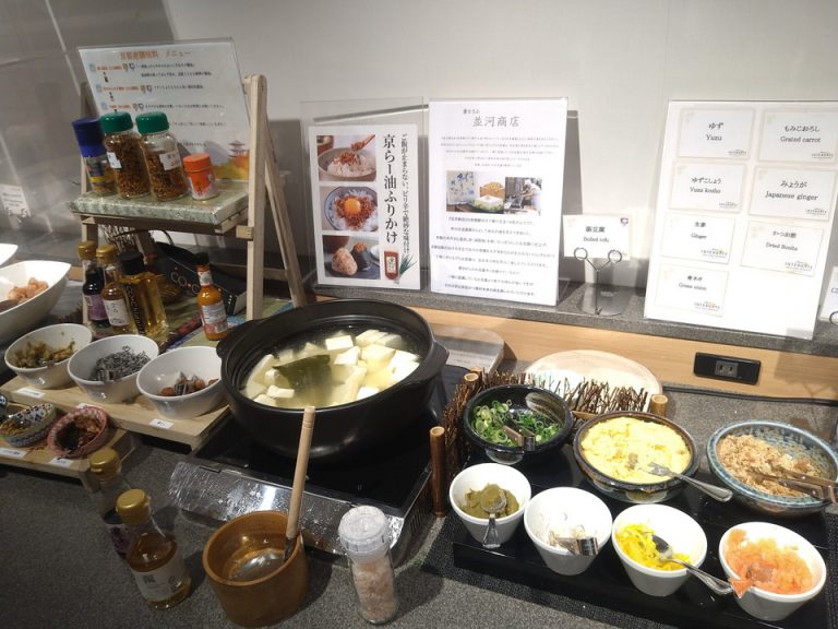 朝食 京豆腐、京都の調味料など