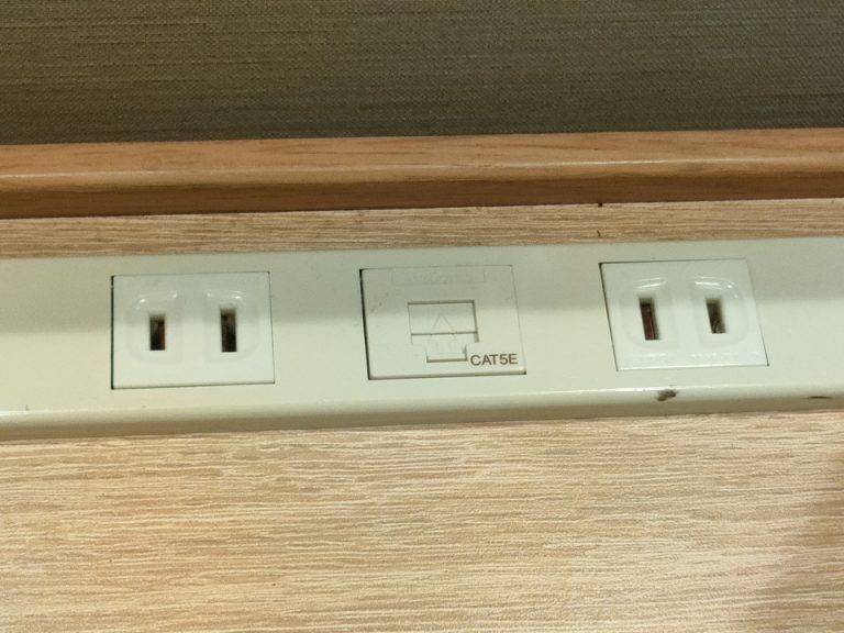 客室(デスクのコンセント)