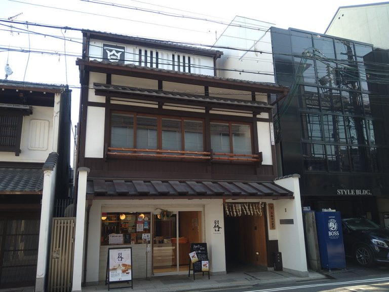 ホテル向かいの高級食パン店「別格」