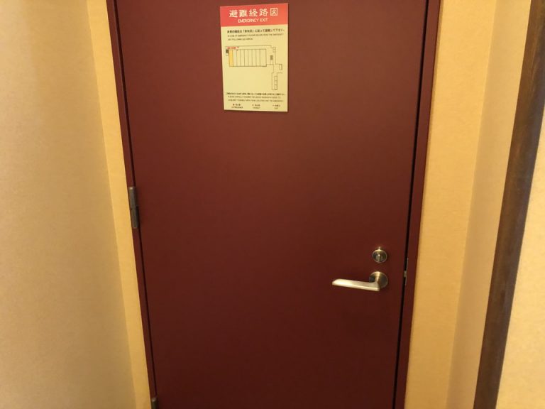 客室ドア外観